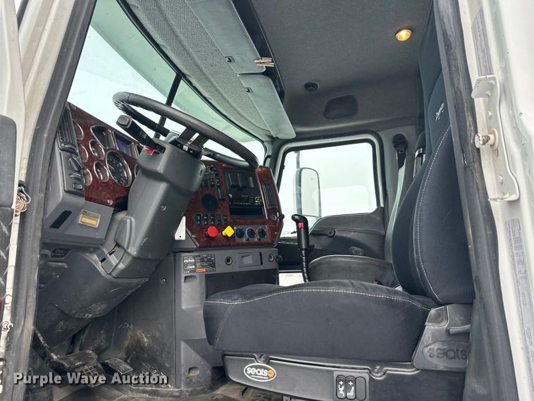 image for item FK1556 2015 Mack CXU613 semi truck