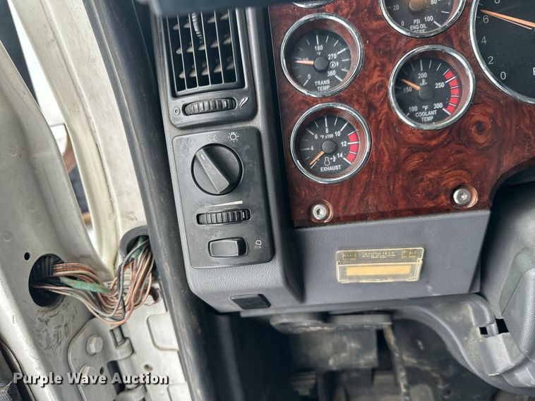 image for item FK1556 2015 Mack CXU613 semi truck