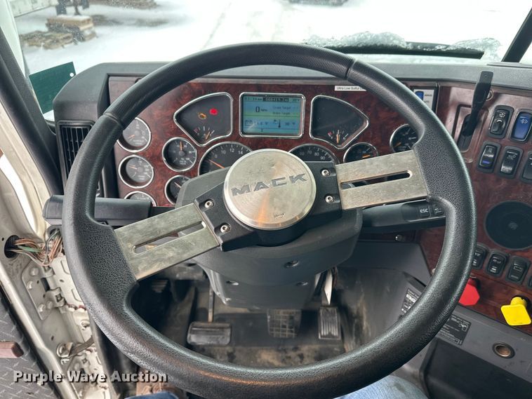 image for item FK1556 2015 Mack CXU613 semi truck