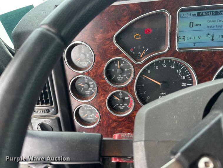 image for item FK1556 2015 Mack CXU613 semi truck