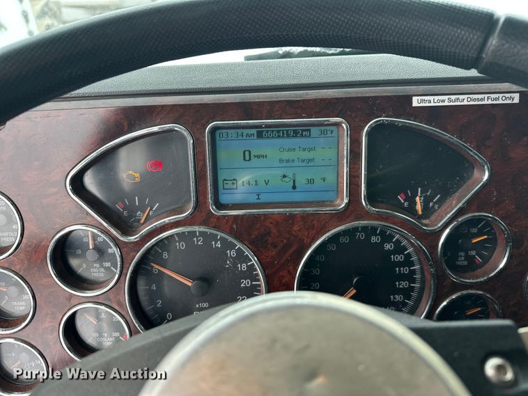 image for item FK1556 2015 Mack CXU613 semi truck