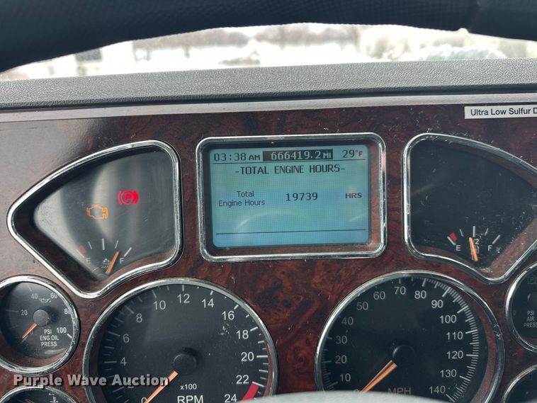 image for item FK1556 2015 Mack CXU613 semi truck