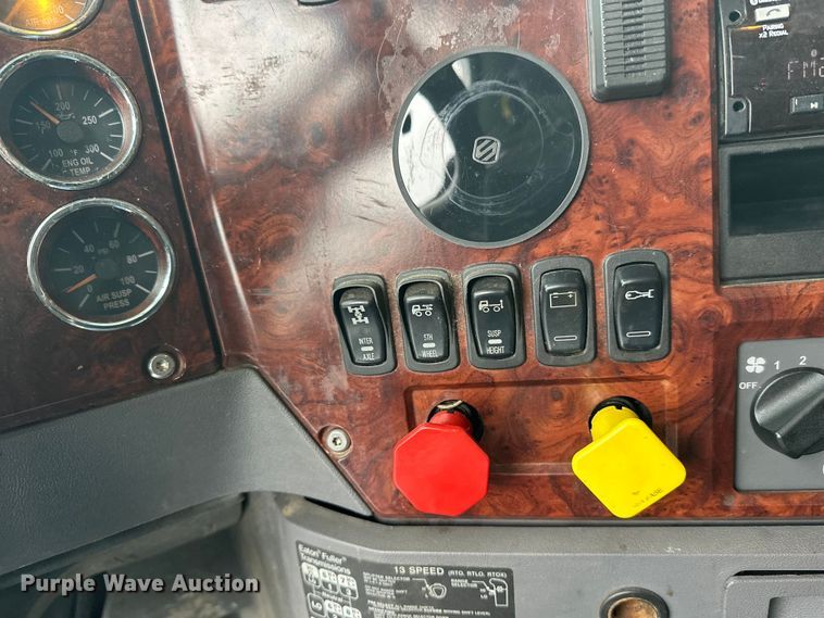 image for item FK1556 2015 Mack CXU613 semi truck