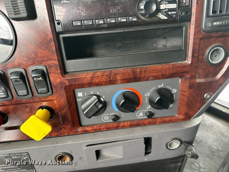 image for item FK1556 2015 Mack CXU613 semi truck