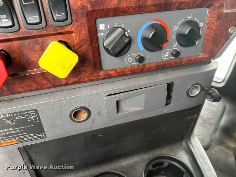 image for item FK1556 2015 Mack CXU613 semi truck