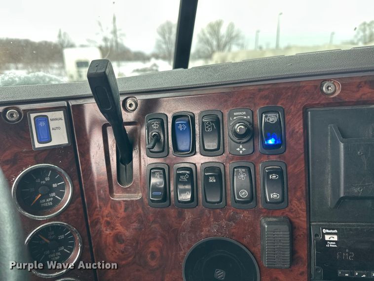 image for item FK1556 2015 Mack CXU613 semi truck