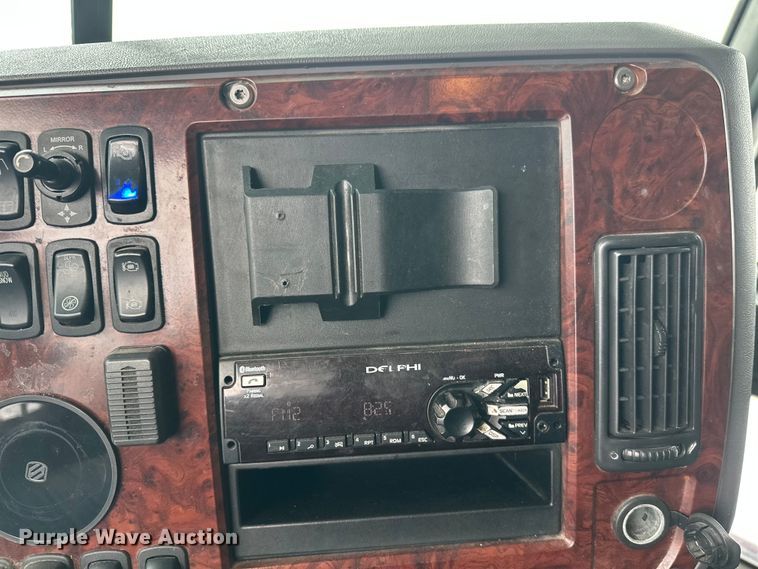 image for item FK1556 2015 Mack CXU613 semi truck