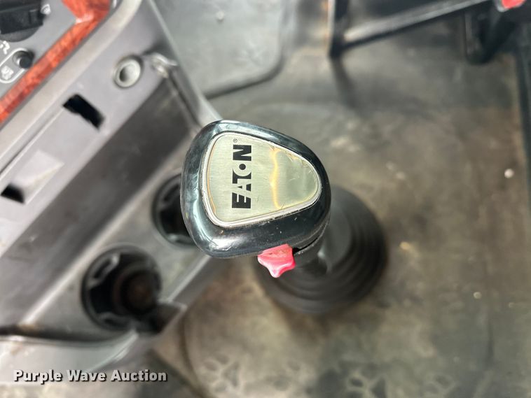 image for item FK1556 2015 Mack CXU613 semi truck