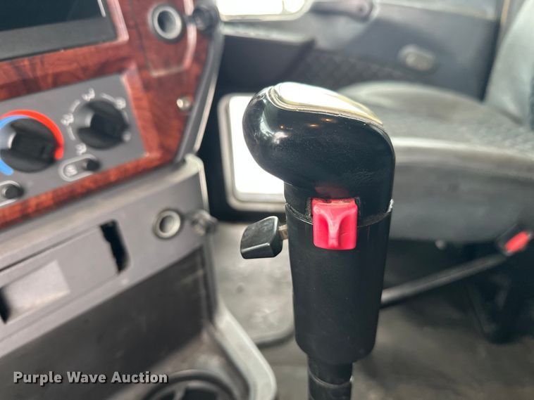 image for item FK1556 2015 Mack CXU613 semi truck