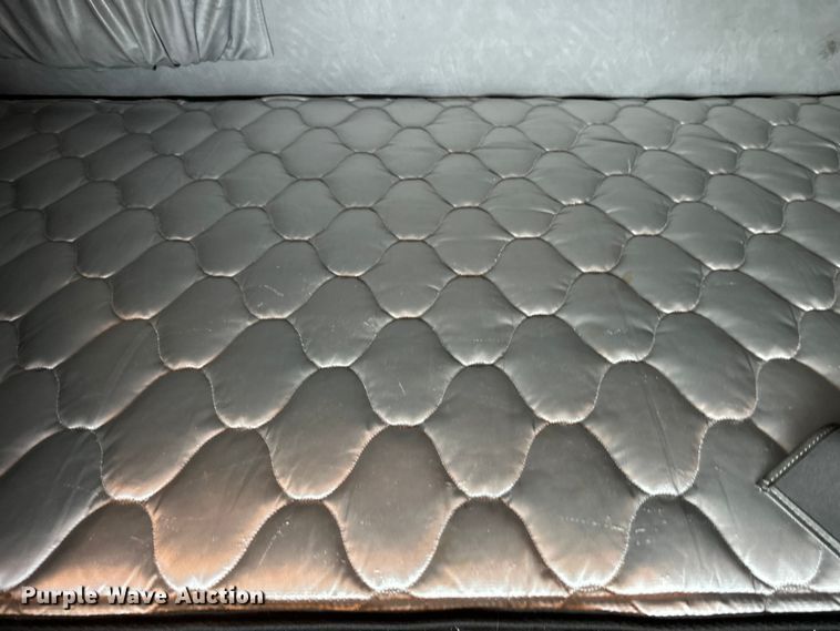 image for item FK1556 2015 Mack CXU613 semi truck