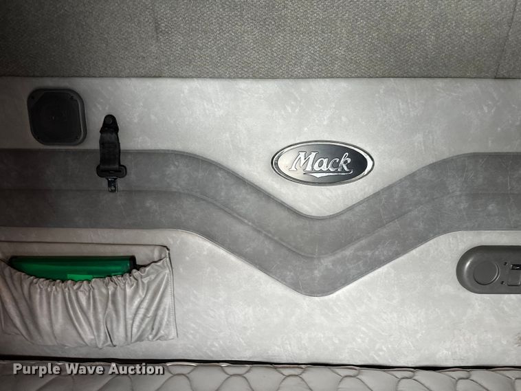 image for item FK1556 2015 Mack CXU613 semi truck