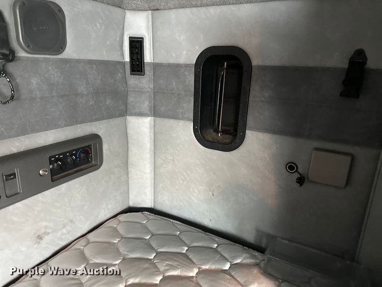 image for item FK1556 2015 Mack CXU613 semi truck