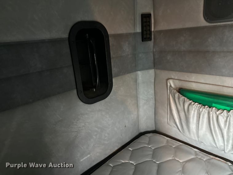 image for item FK1556 2015 Mack CXU613 semi truck