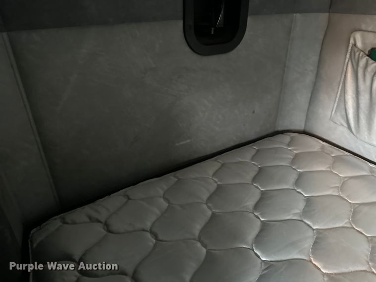 image for item FK1556 2015 Mack CXU613 semi truck