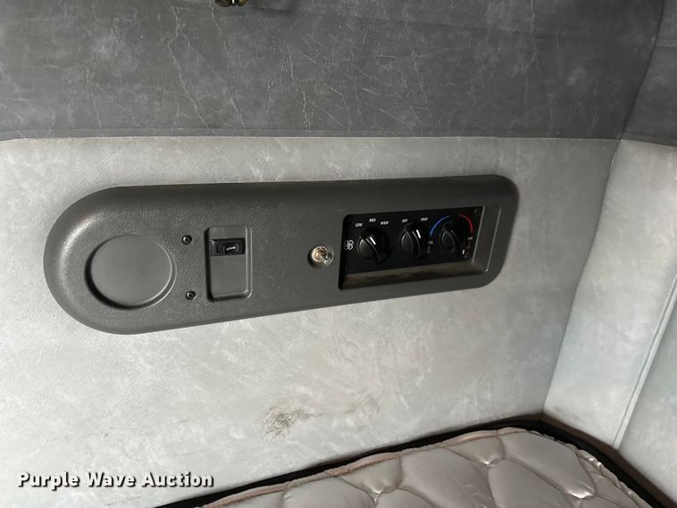 image for item FK1556 2015 Mack CXU613 semi truck