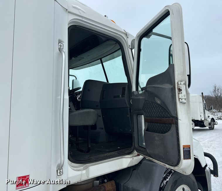 image for item FK1556 2015 Mack CXU613 semi truck