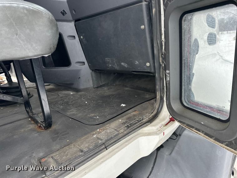 image for item FK1556 2015 Mack CXU613 semi truck