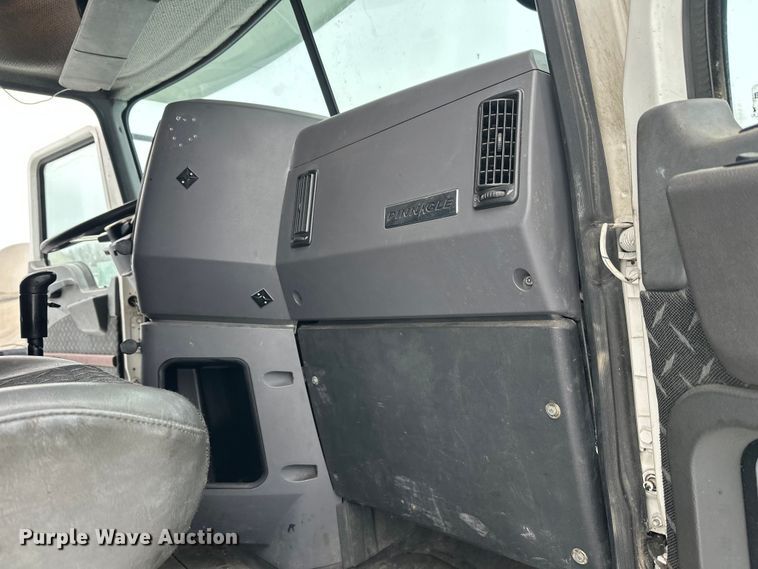 image for item FK1556 2015 Mack CXU613 semi truck