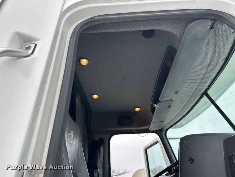 image for item FK1556 2015 Mack CXU613 semi truck