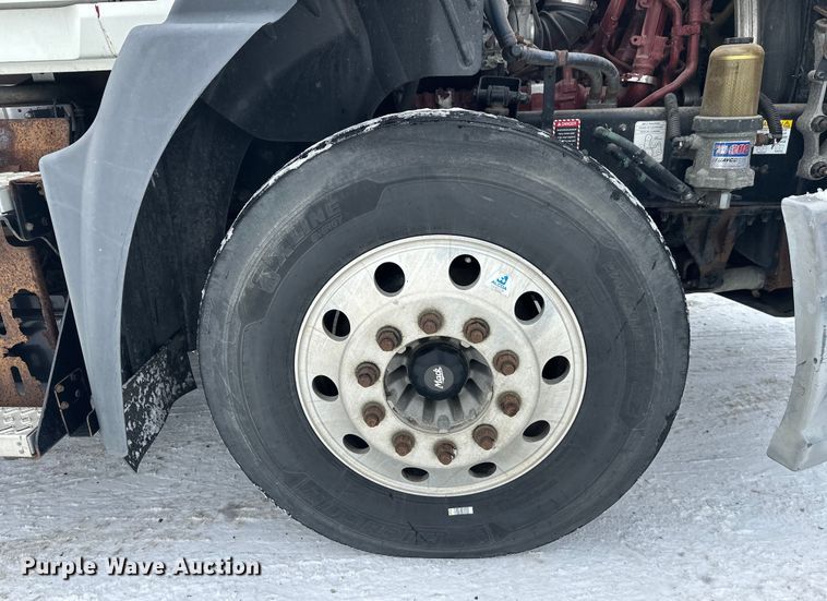 image for item FK1556 2015 Mack CXU613 semi truck