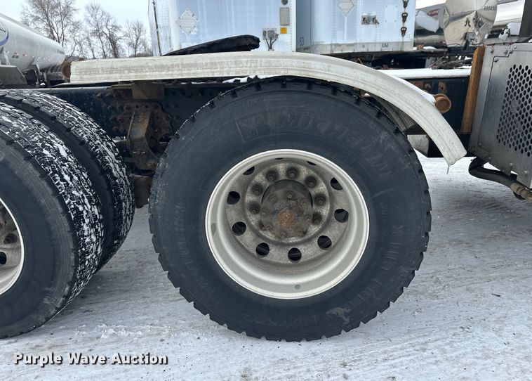 image for item FK1556 2015 Mack CXU613 semi truck