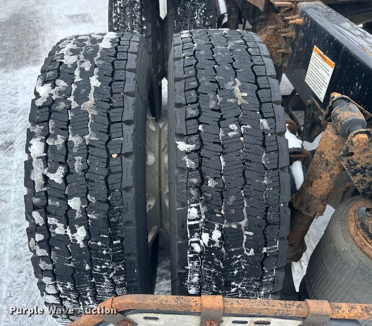 image for item FK1556 2015 Mack CXU613 semi truck