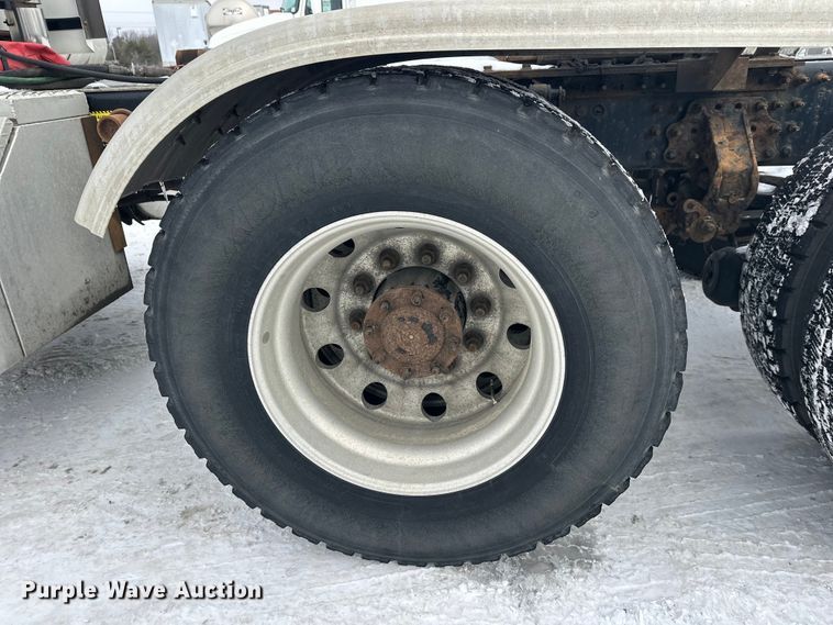 image for item FK1556 2015 Mack CXU613 semi truck