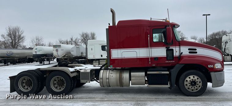 image for item FK1559 2015 Mack CXU613 semi truck