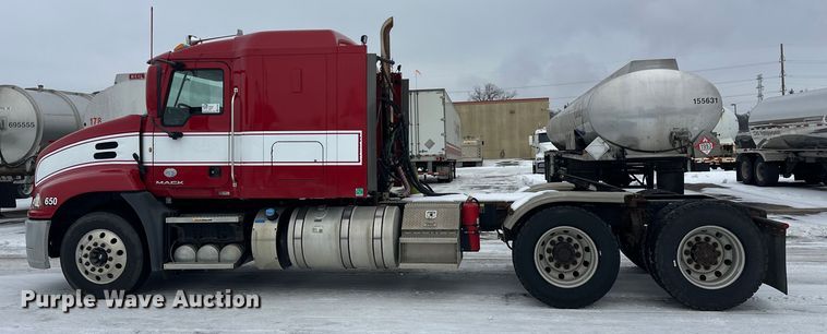 image for item FK1559 2015 Mack CXU613 semi truck