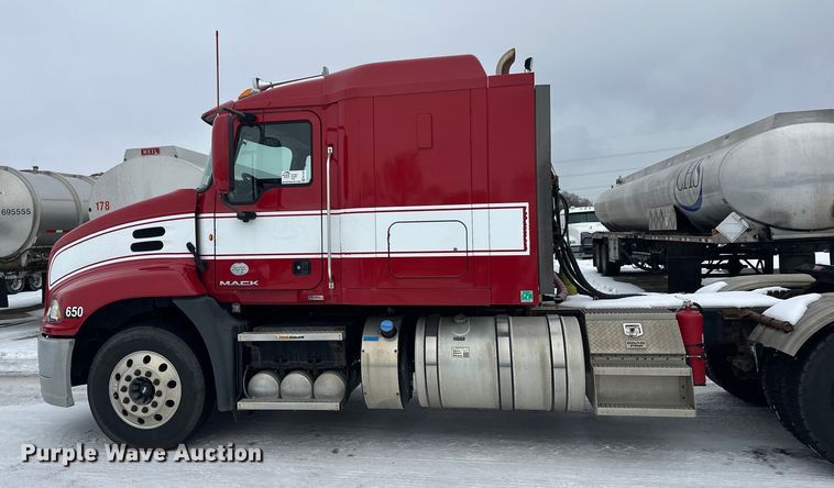 image for item FK1559 2015 Mack CXU613 semi truck