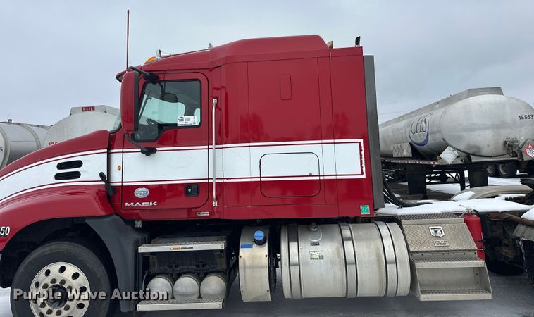 image for item FK1559 2015 Mack CXU613 semi truck