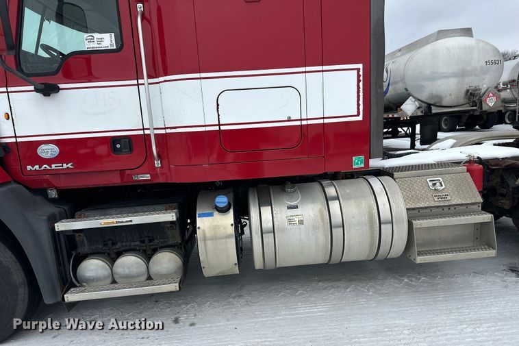 image for item FK1559 2015 Mack CXU613 semi truck