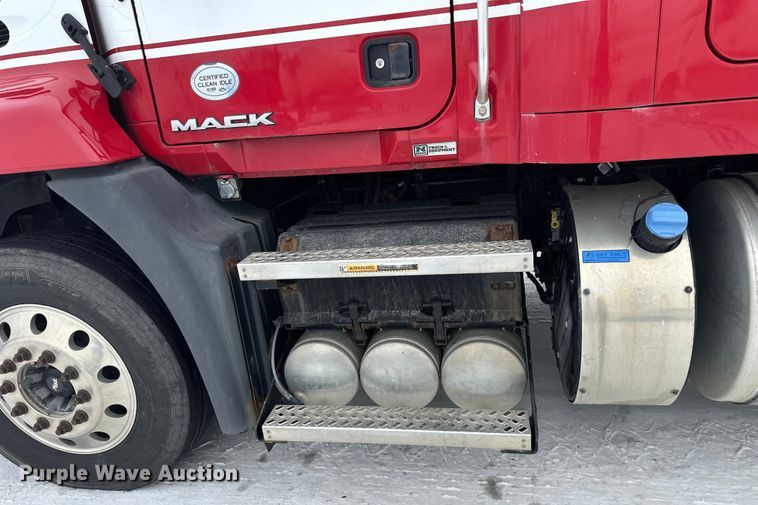 image for item FK1559 2015 Mack CXU613 semi truck