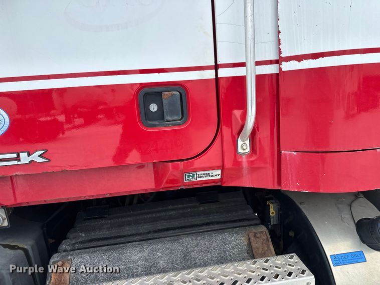 image for item FK1559 2015 Mack CXU613 semi truck