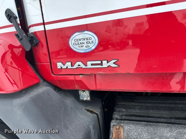 image for item FK1559 2015 Mack CXU613 semi truck