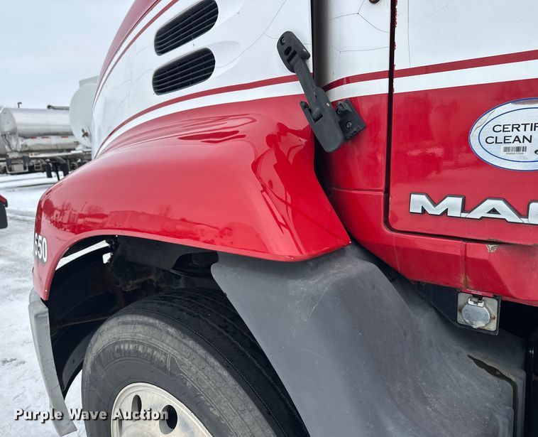 image for item FK1559 2015 Mack CXU613 semi truck