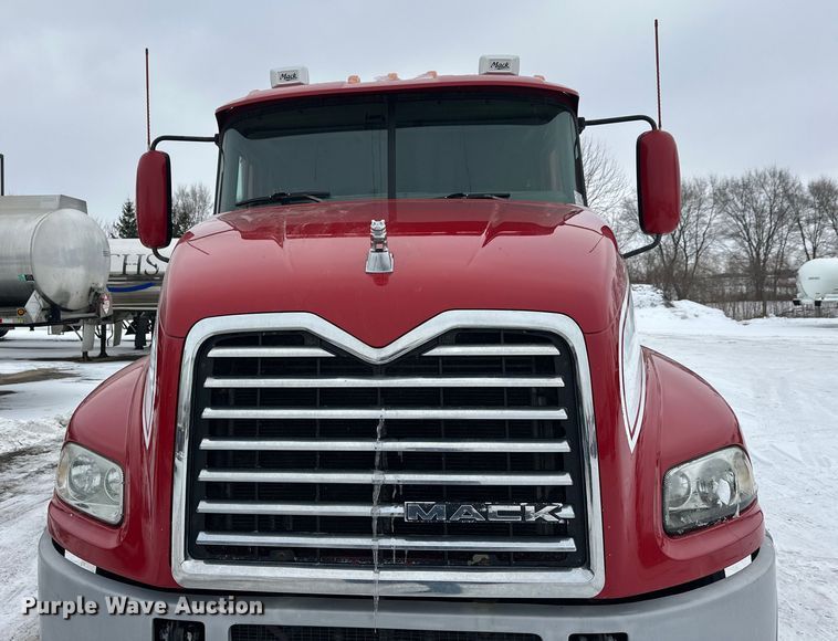 image for item FK1559 2015 Mack CXU613 semi truck