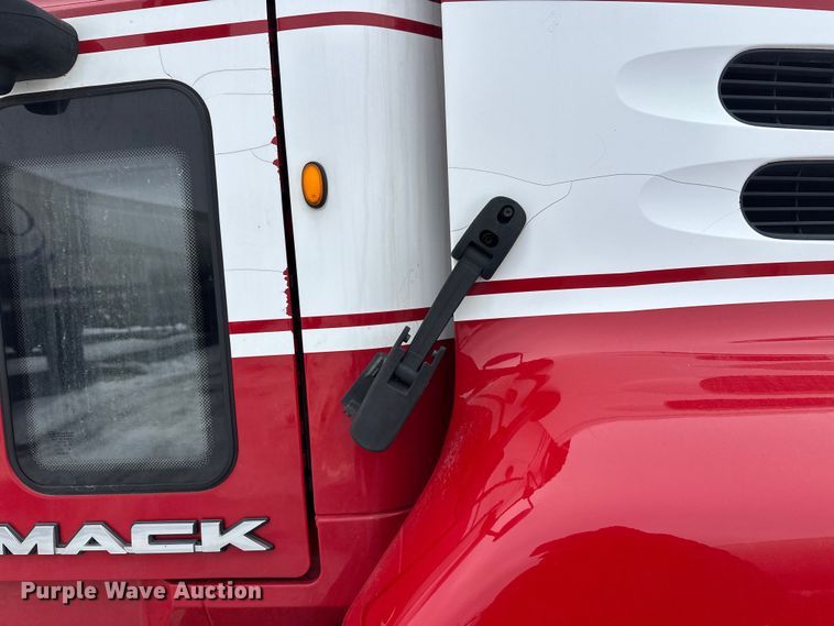 image for item FK1559 2015 Mack CXU613 semi truck