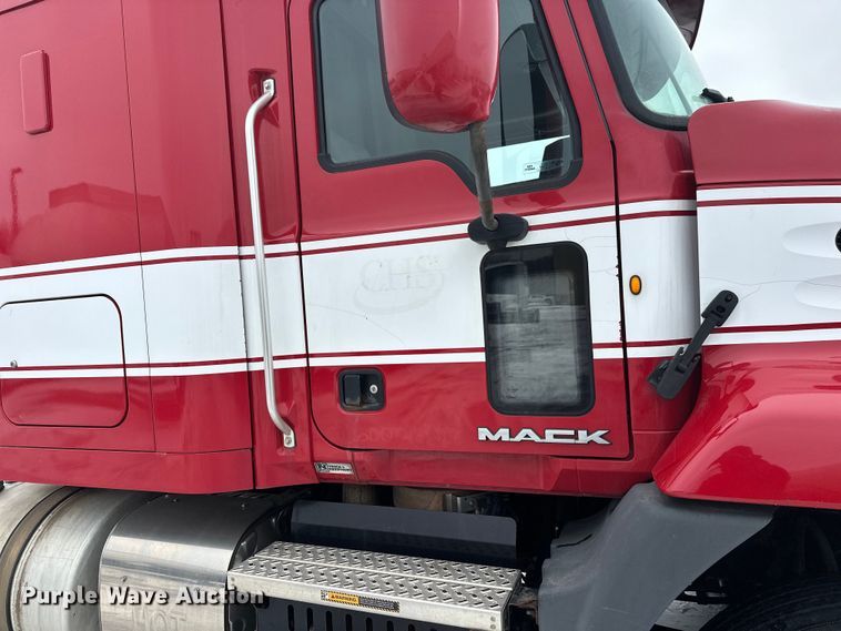 image for item FK1559 2015 Mack CXU613 semi truck