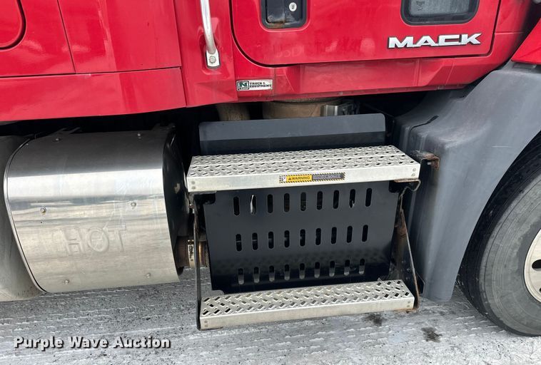 image for item FK1559 2015 Mack CXU613 semi truck