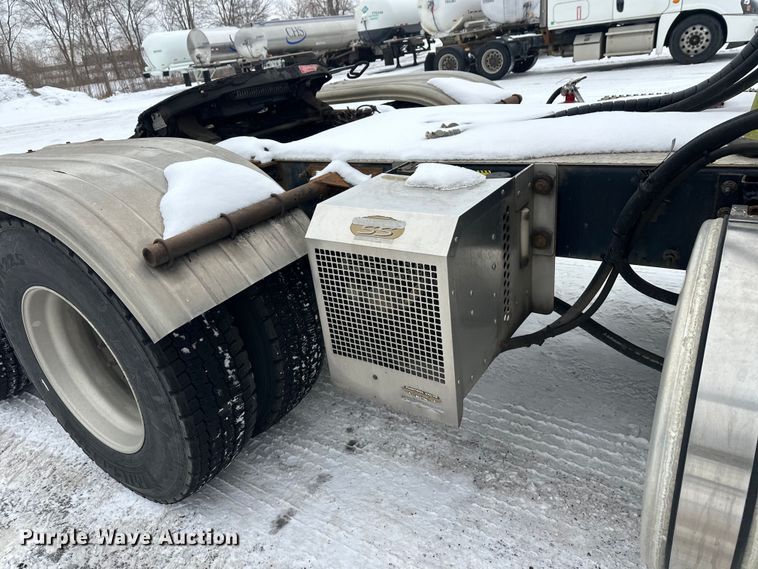 image for item FK1559 2015 Mack CXU613 semi truck