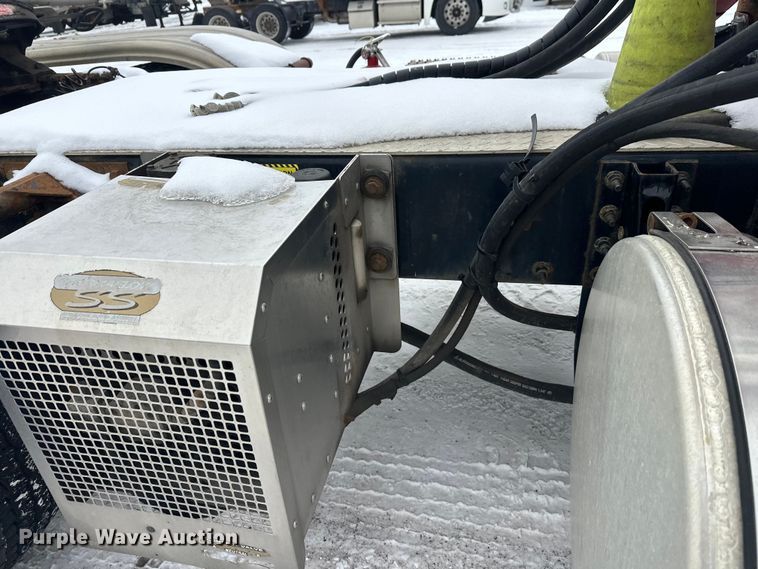 image for item FK1559 2015 Mack CXU613 semi truck