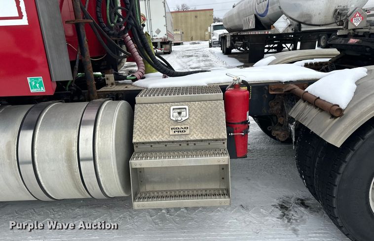 image for item FK1559 2015 Mack CXU613 semi truck