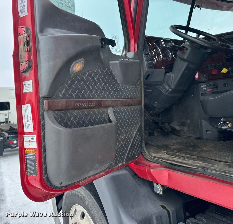 image for item FK1559 2015 Mack CXU613 semi truck