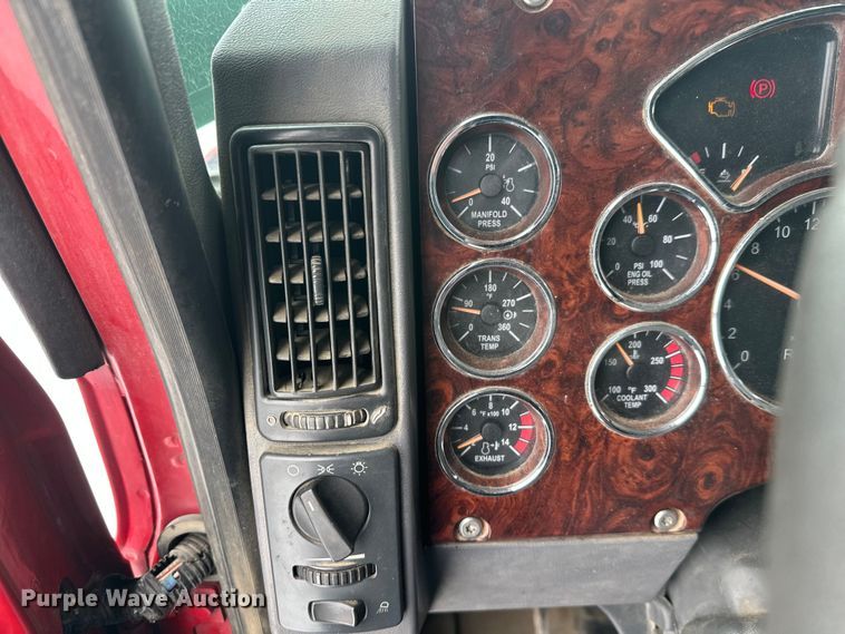 image for item FK1559 2015 Mack CXU613 semi truck