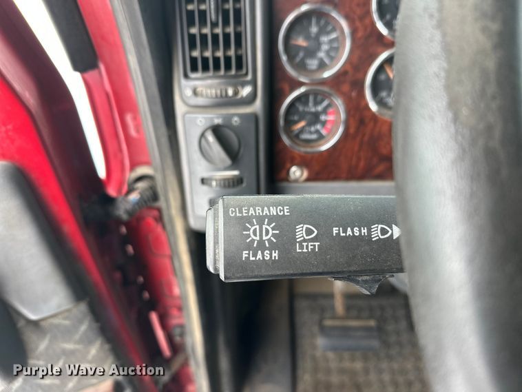 image for item FK1559 2015 Mack CXU613 semi truck