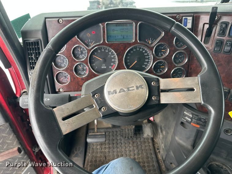 image for item FK1559 2015 Mack CXU613 semi truck