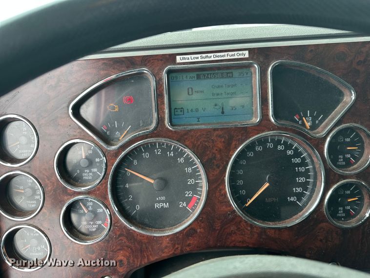 image for item FK1559 2015 Mack CXU613 semi truck