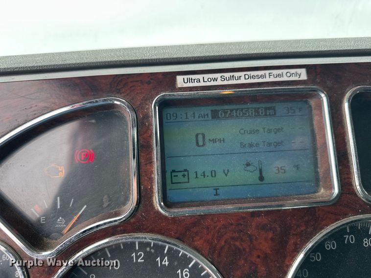 image for item FK1559 2015 Mack CXU613 semi truck