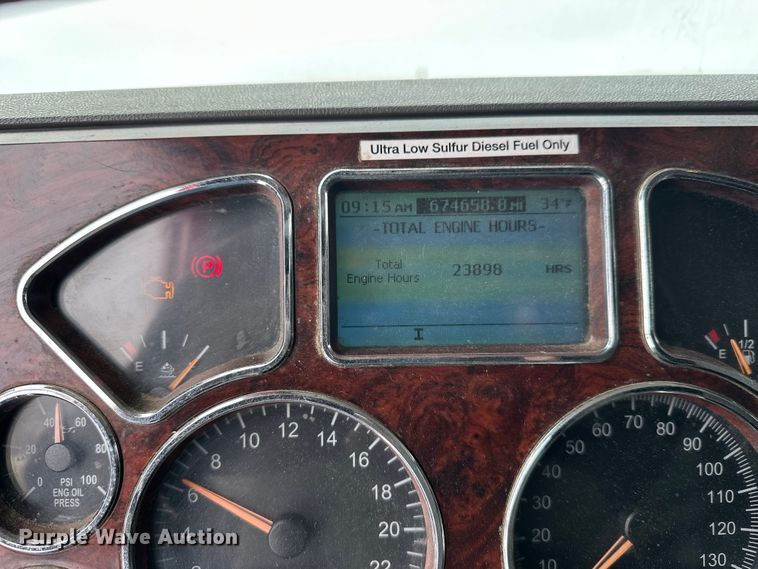 image for item FK1559 2015 Mack CXU613 semi truck